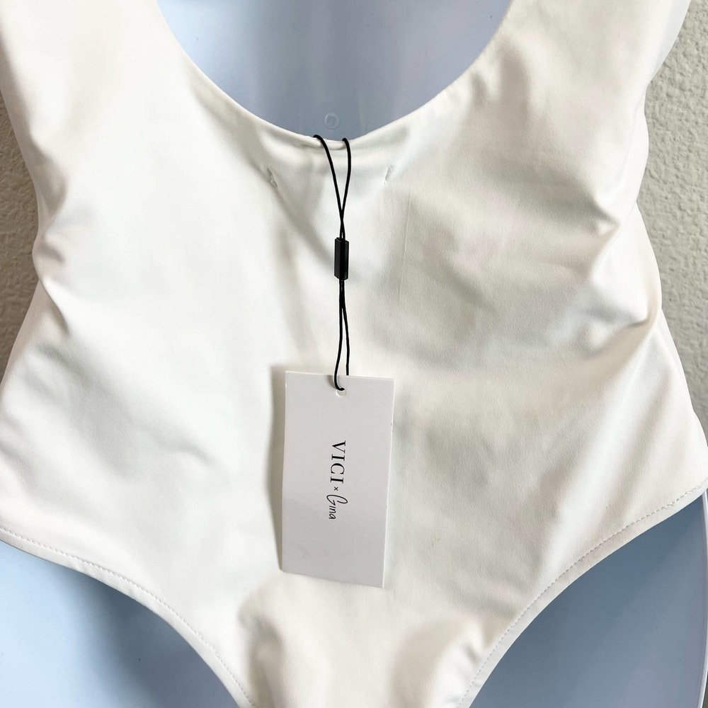 New Vici x Gina Scoop Back Bodysuit Women’s L white Short Sleeve Stretch - Picture 3 of 5